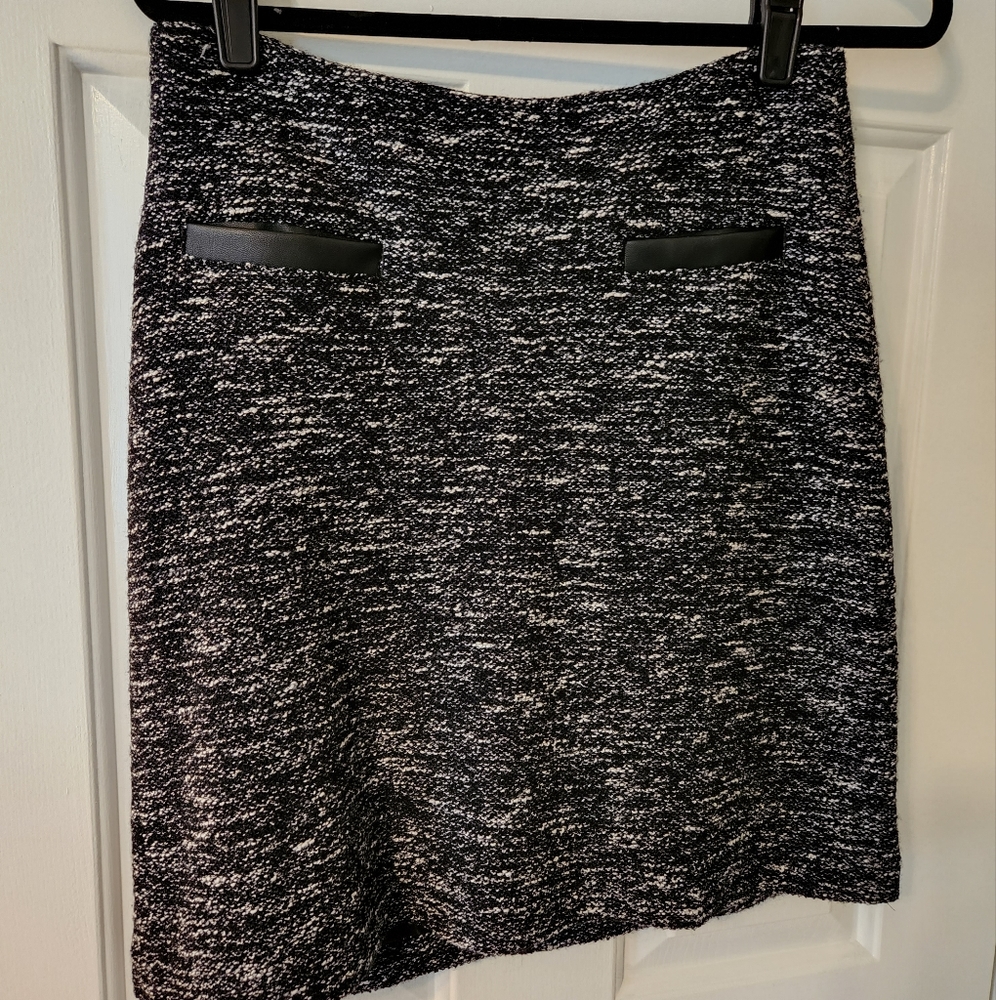 Talbots Black and White Tweed Skirt with Leather Pocket Detail | size 6P